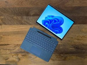 Microsoft surface pro 9 i7 12th..... Microsoft Surface Pro 10 for Business 13-Inch 2-in-1 Next-Gen AI Touchscreen